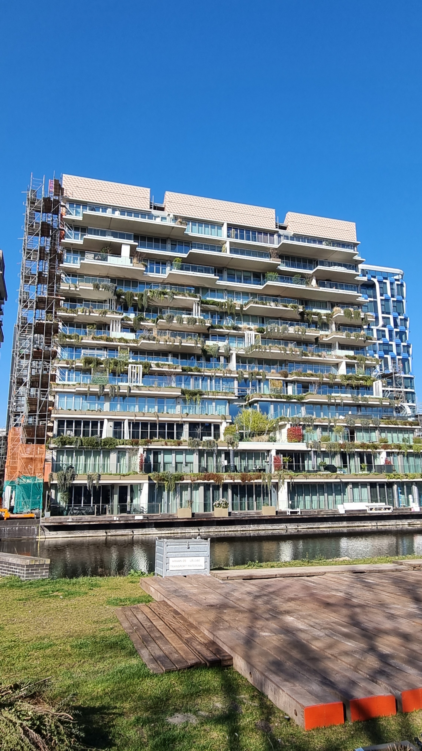 Woongebouw The George aan de Zuidas in Amsterdam, waar de aansluitingen onder de glazen balustrades met SMP zijn verduurzaamd.