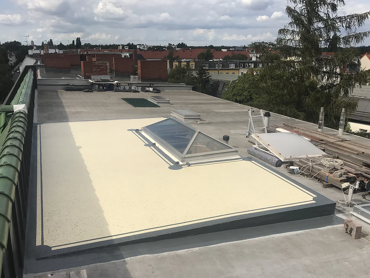 Gekleurde SOLIDPROOF PMMA Liquid toegepast rondom lichtkoepel op dak Gekleurde SOLIDPROOF PMMA Liquid toegepast rondom lichtkoepel op dak