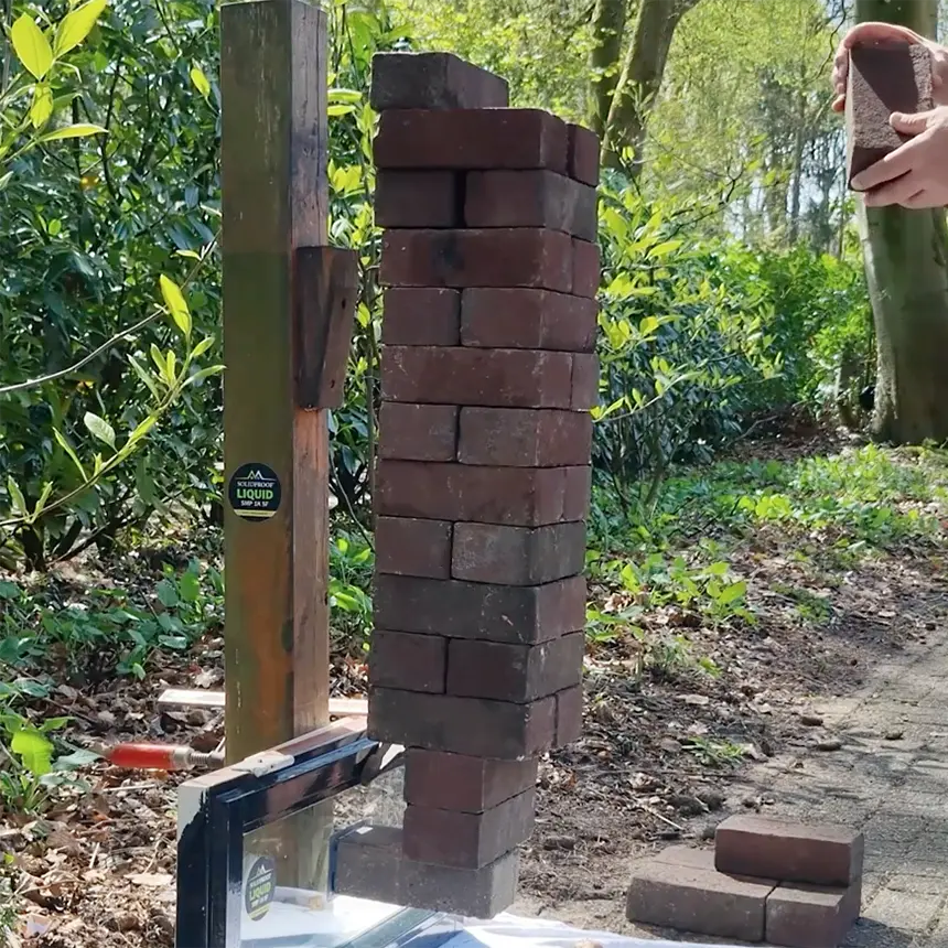 Met SOLIDPROOF SMP 1K SF houdt 1 baksteen meer dan 75 kg vast zonder primer